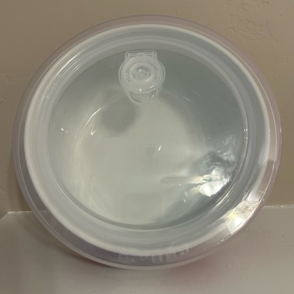 Hello Kitty Ceramic Bowl Set with Vented lid Tupperware - Picture 6 of 7